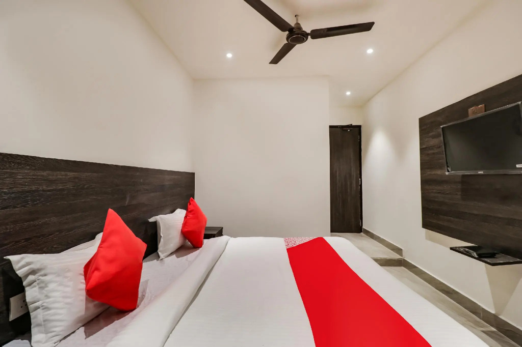 OYO 69479 Hotel Blue Diamond