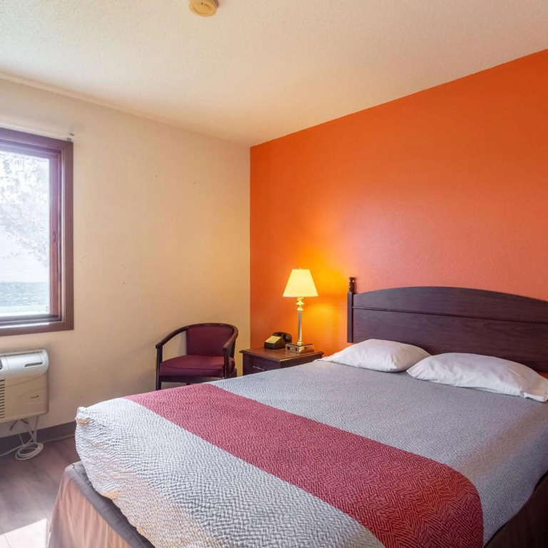 Motel 6 Saukville, WI