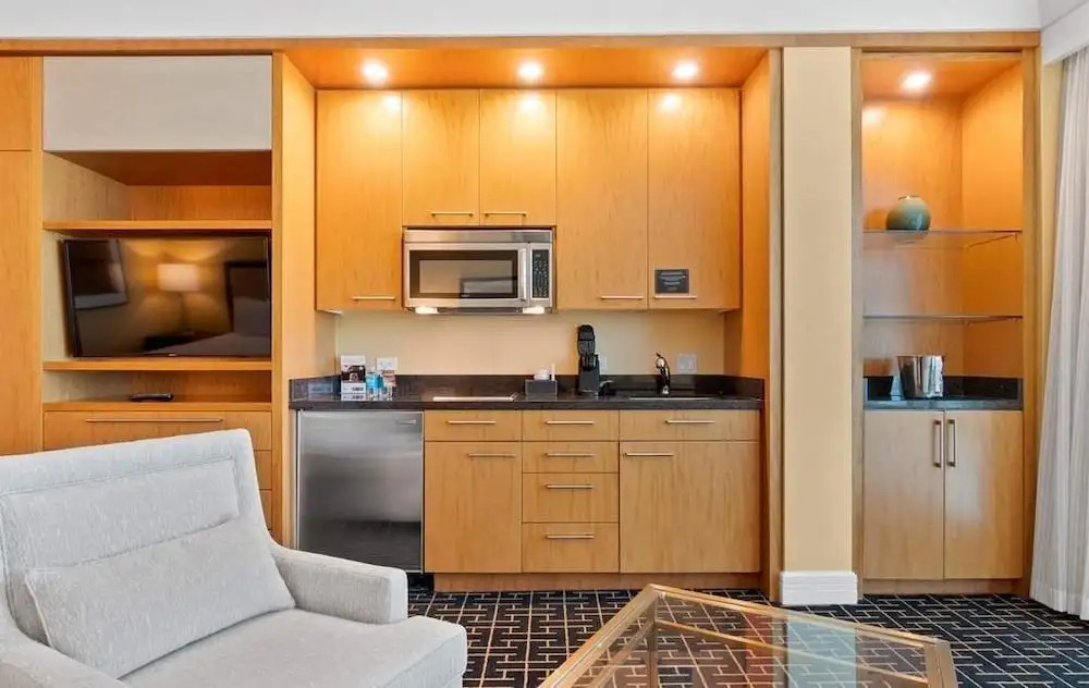Stylish Renovated Studio at Trump Tower 2804
