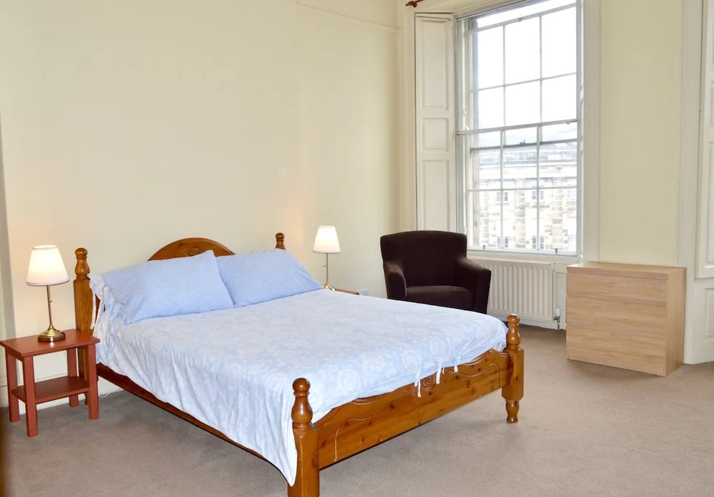 Charming Traditional 2 Bedroom Flat in Edinburgh New Town