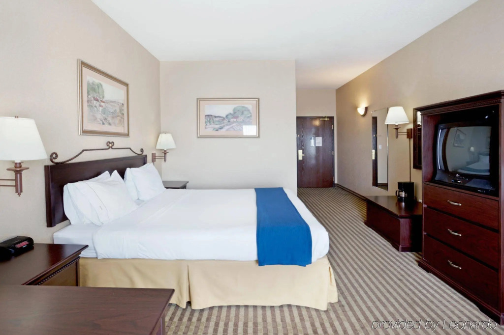 Holiday Inn Express & Suites Marina - Monterey Bay Area by IHG