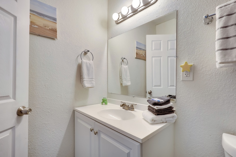 Pool & Patio! Gem 4 Mi to Fort Lauderdale Beach