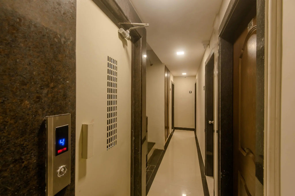 OYO 9748 Hotel Girgaon Palace