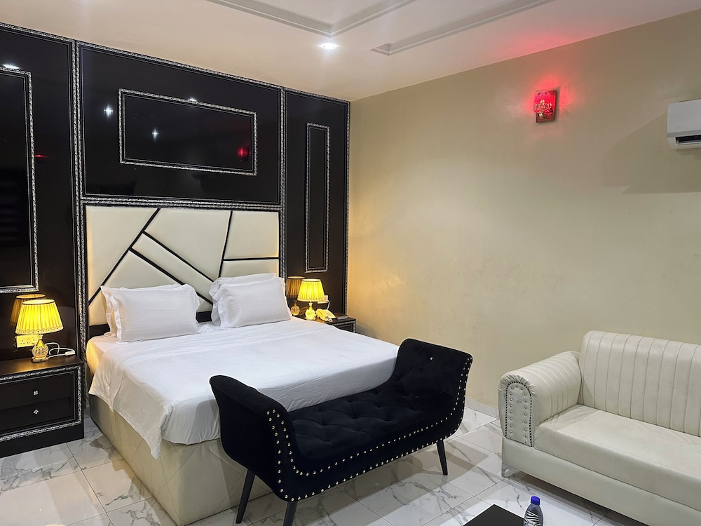 De Lords Resort Hotel & Suites