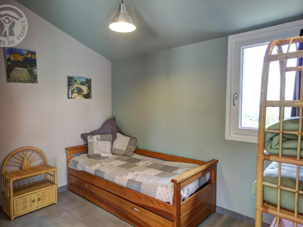 Gîte confortable à Genilac avec terrasse et jardin, idéal pour 2 personnes - FR-1-496-114