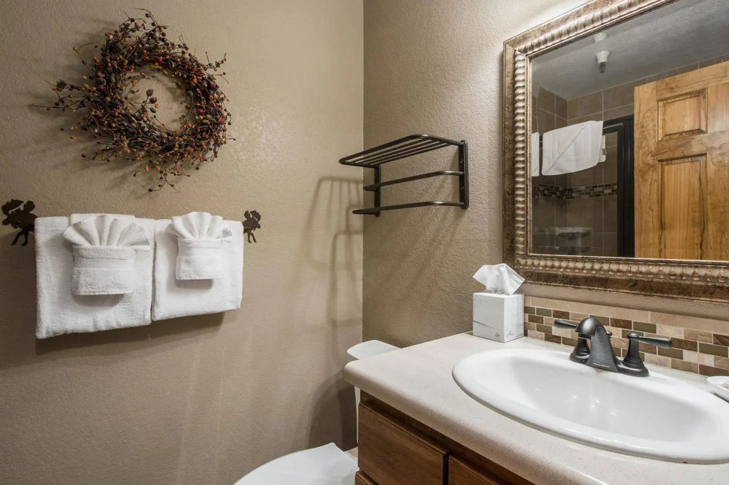 Carriage House Condominiums by All Seasons Resort Lodging