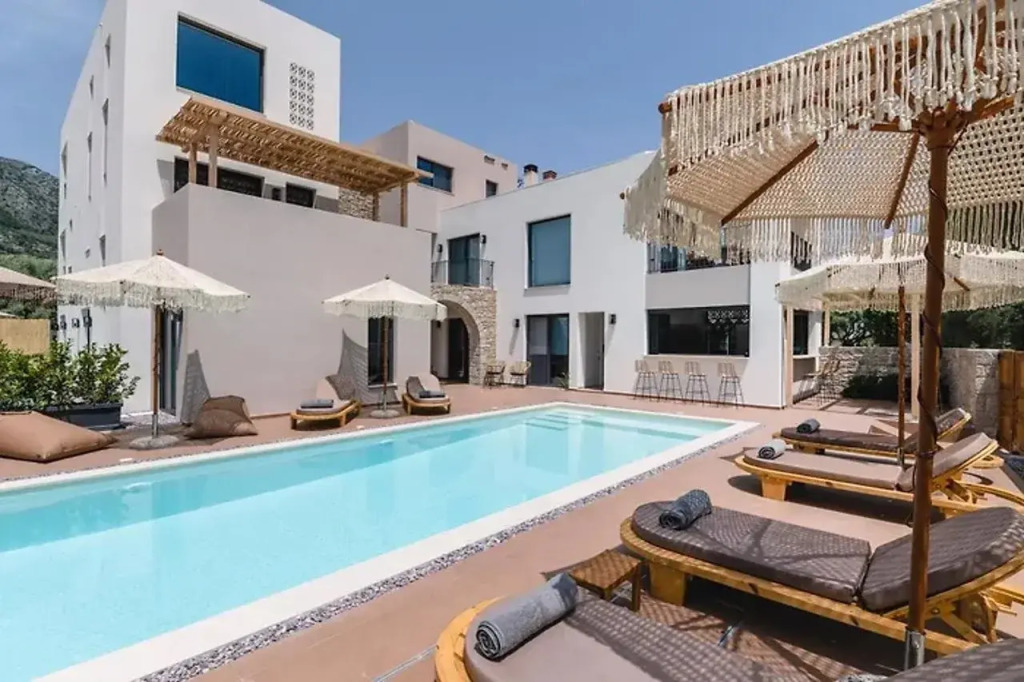 13 Keys Suites