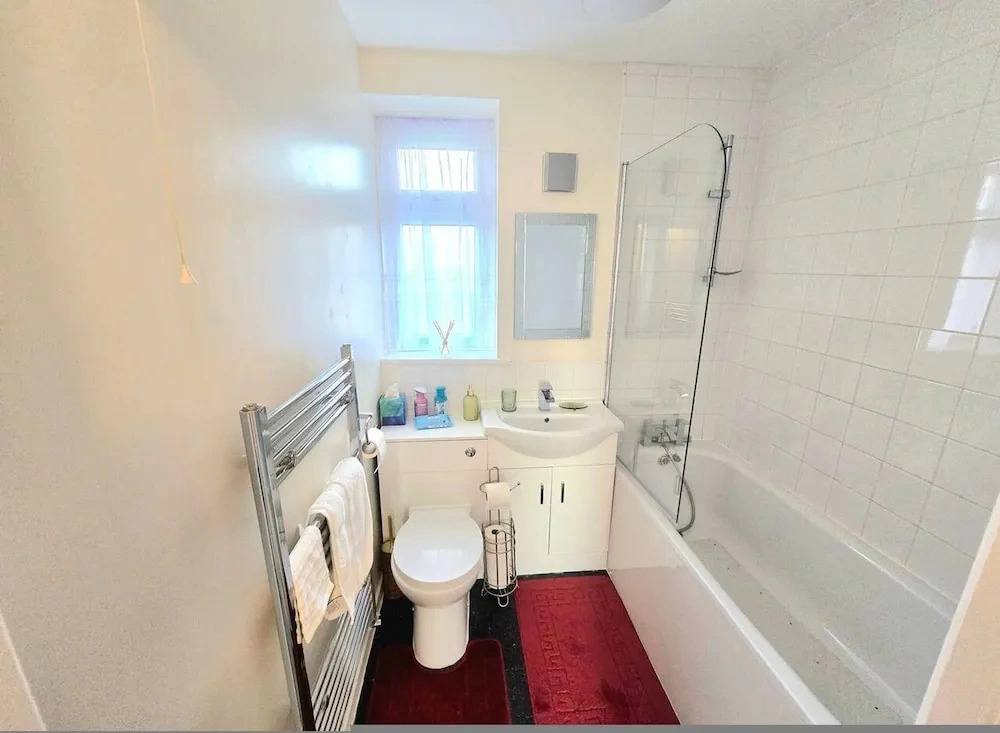 Hornchurch Cozy 2-bed Flat With Street Parking