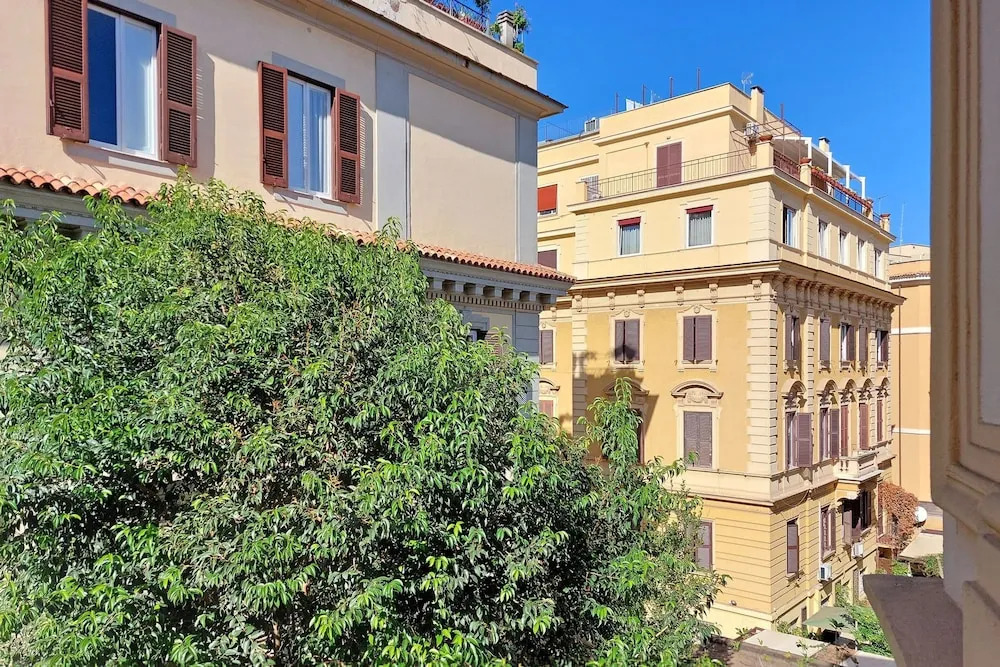 Rare Large and Elegant Rome Apartment in Prati Neighborhood Perfect for Families or Friends