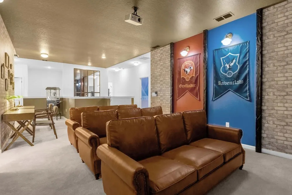 Upstay - Lively Mansion w Pool, Theater, Games