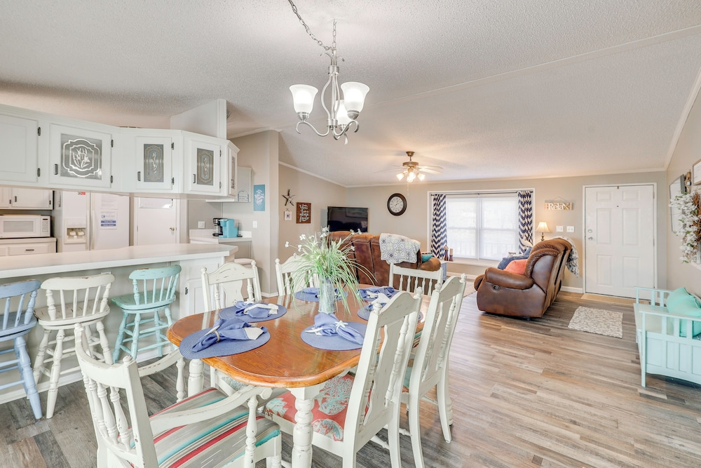 Nina's Beach Retreat: ~ 1 Mi to Holden Beach!