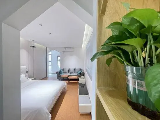 Han Exotic Zhangjiajie Wulingyuan Tranquil Refuge in the Heart of the Action