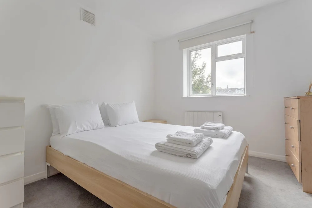 Bright 3 Bedroom Apartment Close To Westfield Shopping