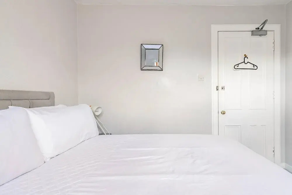 Stunning 5 Bedroom Large Apartment With Parking