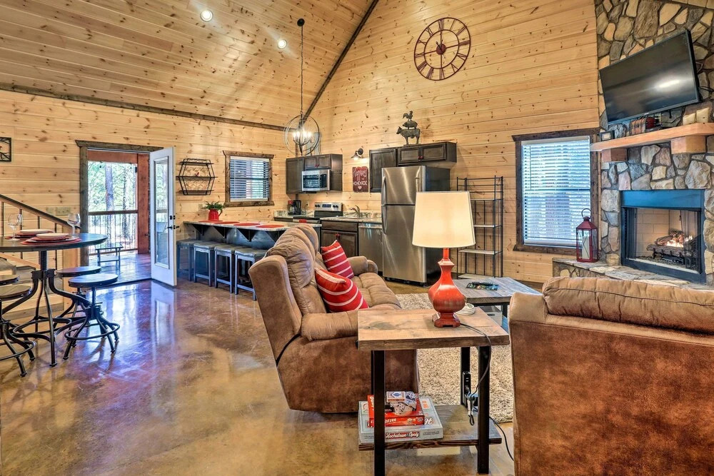 'the Breeze' - Broken Bow Cabin w/ Hot Tub & Deck!