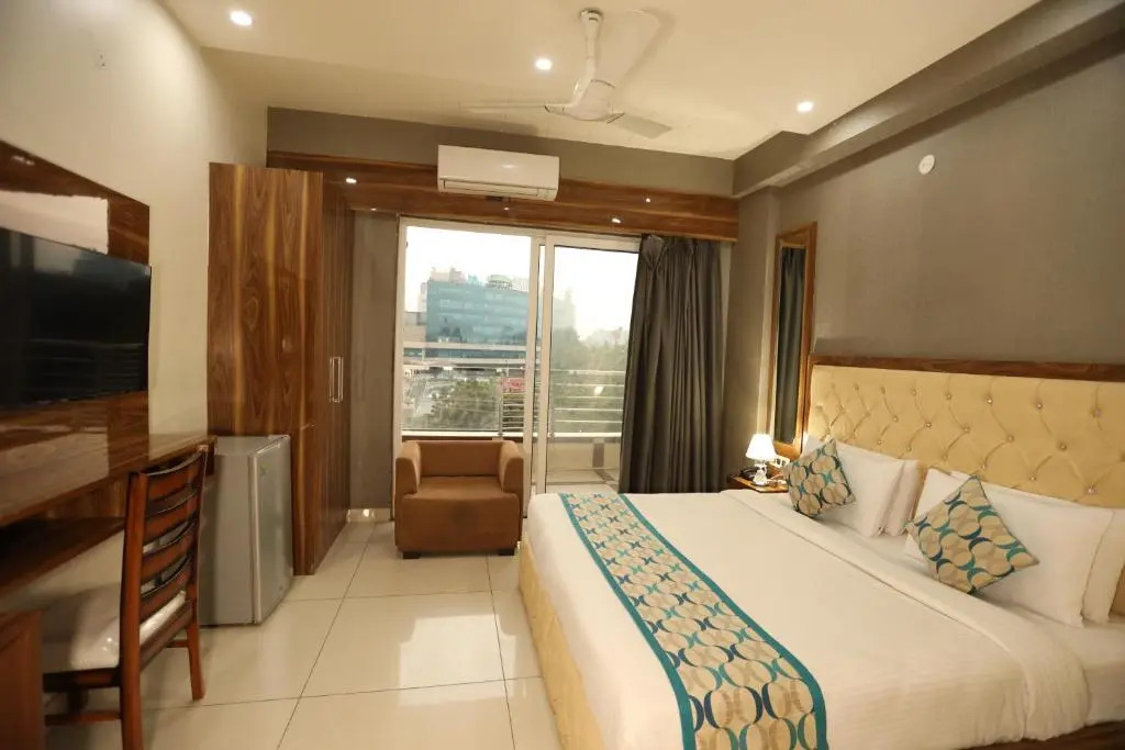 Hotel Starex Opp. Artemis Hospital