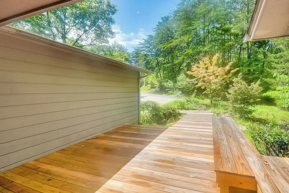 Luxe Rumbling Bald Home w/ Deck & Mountain View