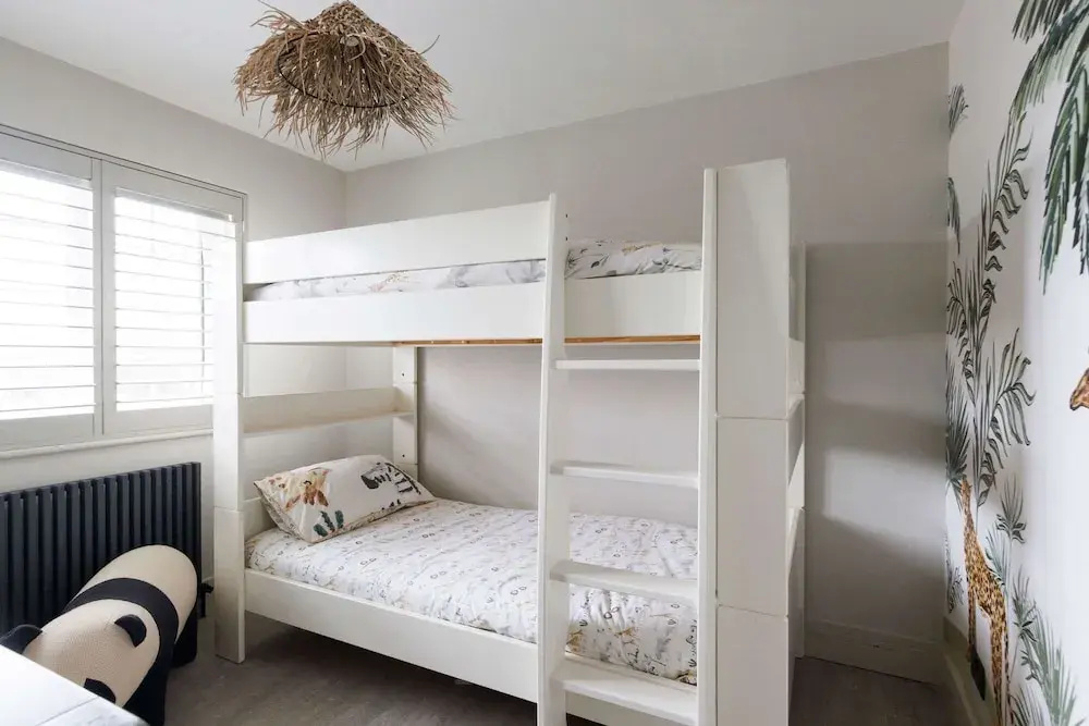 Stylish 4 Bed Home Close to Beach