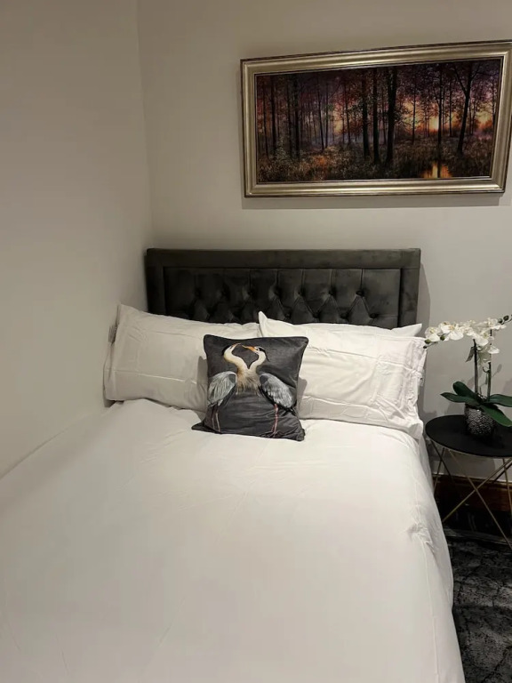 TJ Homes - Double room with Single Bed - 3 Min to Tube station - London