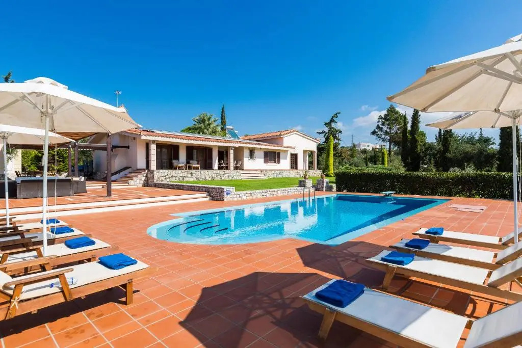 Villa Thealassa - Hanging Over the Sea by etouri