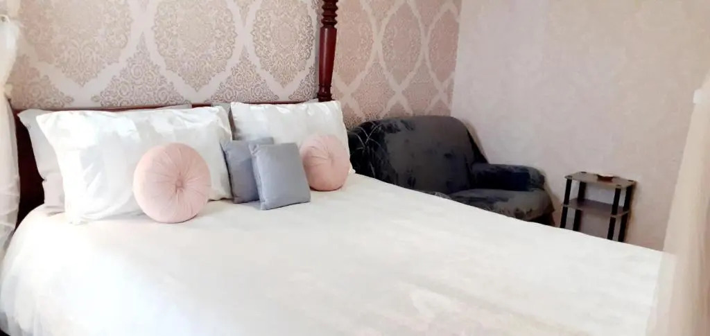 Marinaa Inn, Welcome Home