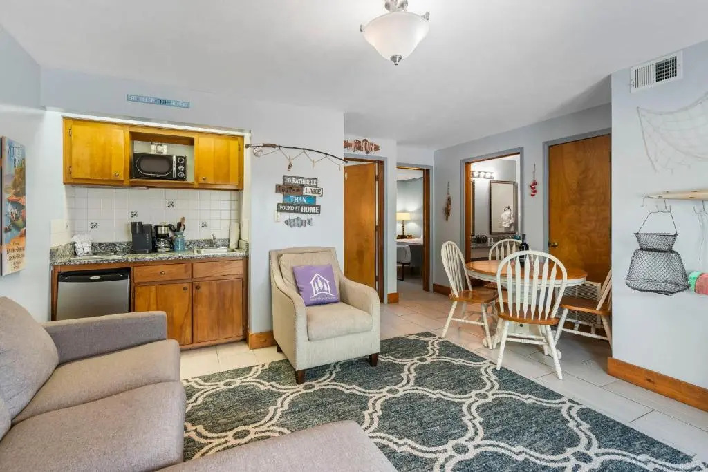 2 bdr Suite Right on Lake Tablerock Near Big Cedar Lodge Red Bud Cove