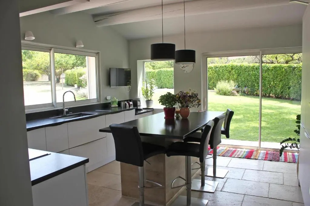 Superbe maison familiale avec piscine privée au pied du Mont Ventoux, jolie vue sur le village du Beaucet, 8 personnes, LS4-330 BEL AMOUR
