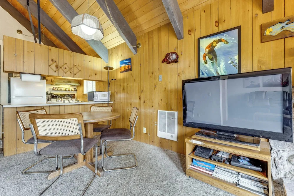 Mammoth Lakes Condo w/ Fireplace & Mountain Views