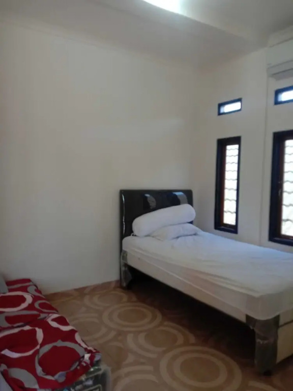 EXPRESS O 91722 Home Stay Dan Sewa Mobil Jhon's Family