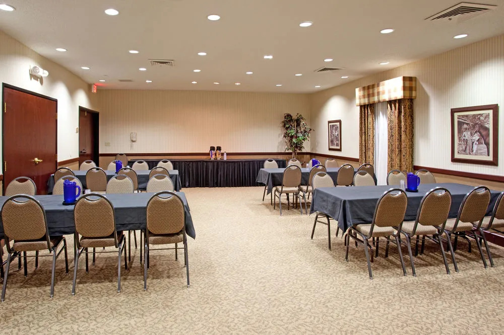 Holiday Inn Express & Suites Garden City