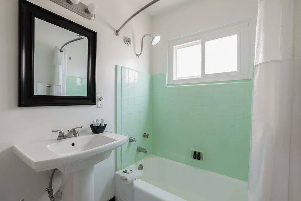 Monkey Tree Hotel 2 by Avantstay Stylish Hotel in Palm Springs w/ Pool!