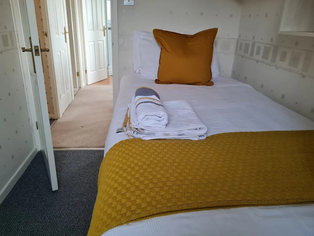Immaculate 3-bed House With Free Parking in Bolton