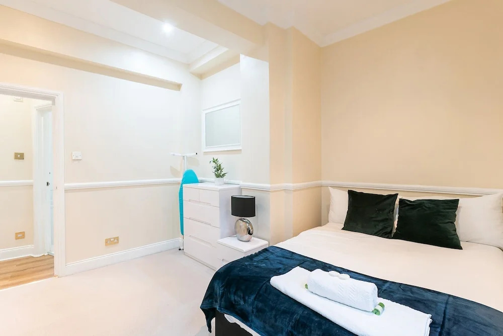 Amazing Two Bed Moments From St Pauls Cathedral A2