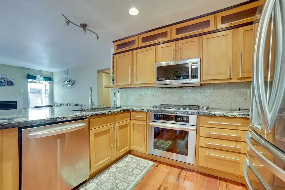 1 Mi to Downtown Reno: Spacious Home w/ Deck!