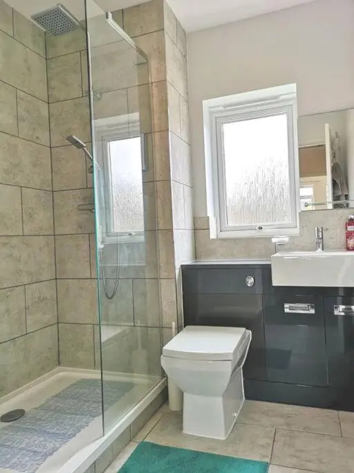 BrumStay UK - 4 Bed House with Garden, Parking and Fibre Broadband with speed upto 250mbps
