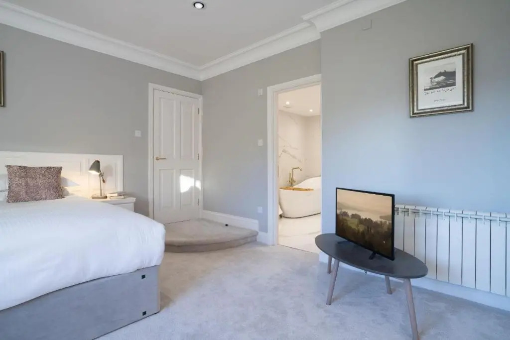 Brand New - Contemporary - 2 Bedroom - 2 Bathroom - Spacious Apartment - Lake Views