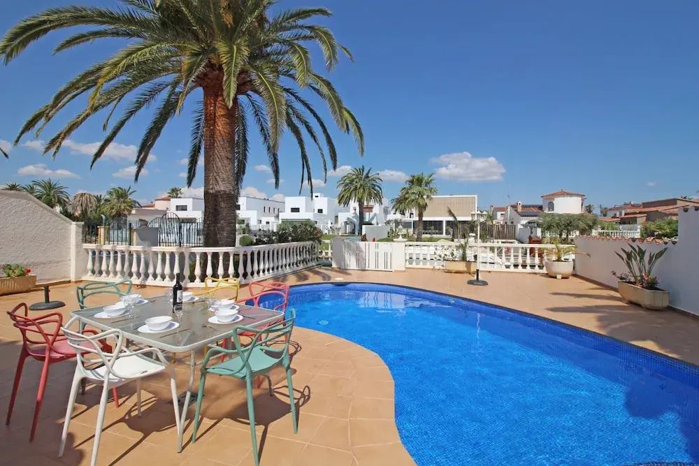 Elegant Family Villa With Pool, Mooring