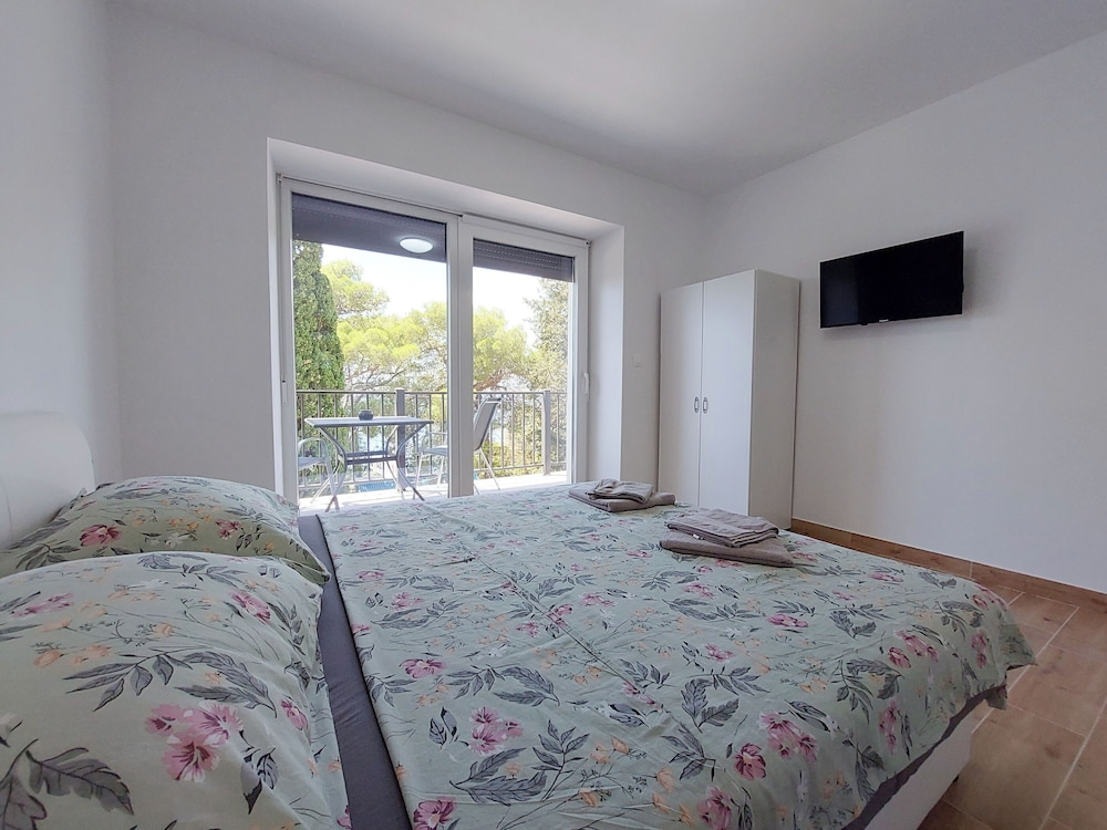 Apartment and Rooms Anne