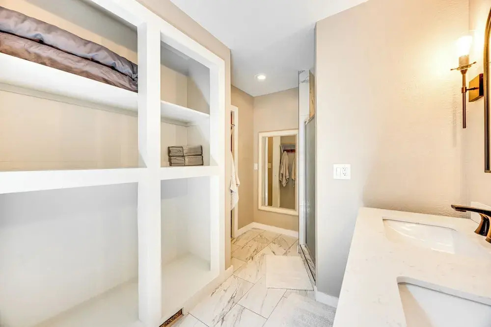 1 Mi to Attractions: Getaway w/ Mtn Views!