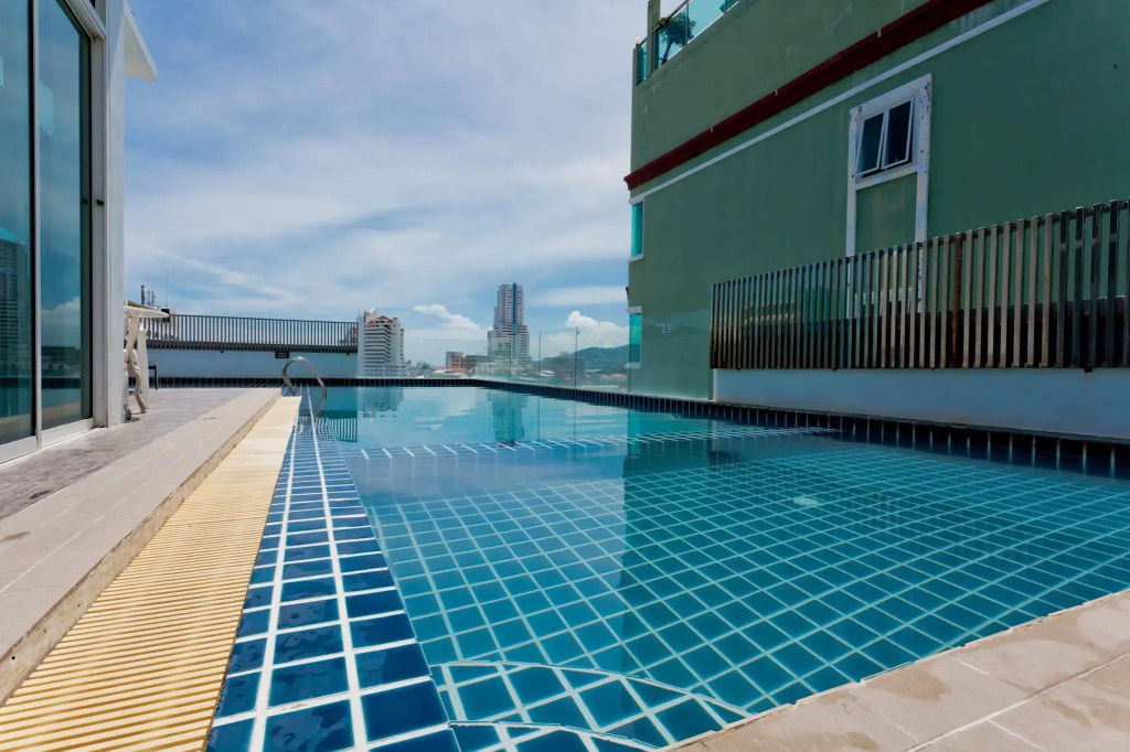 Hallo Patong Hotel - Rooftop Pool - Stunning Mountain Views & OTOP Market