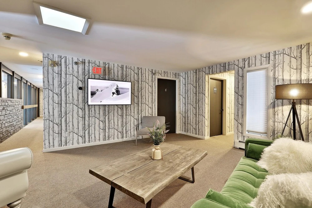The Birch Ridge: Mission Room #2 - Queen Suite In Renovated Killington Lodge. Hot Tubs. 1 Bedroom Home