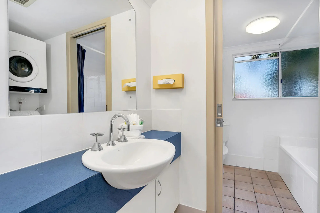 Cairns Reef Apartments & Motel