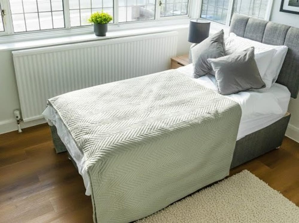 Serviced Accom Sleeps 8 - Near London, Parking