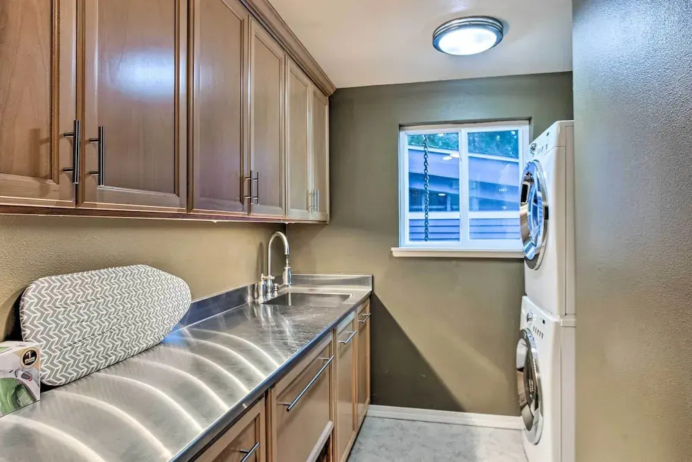 Cozy Washington Escape Near Hiking & Golfing