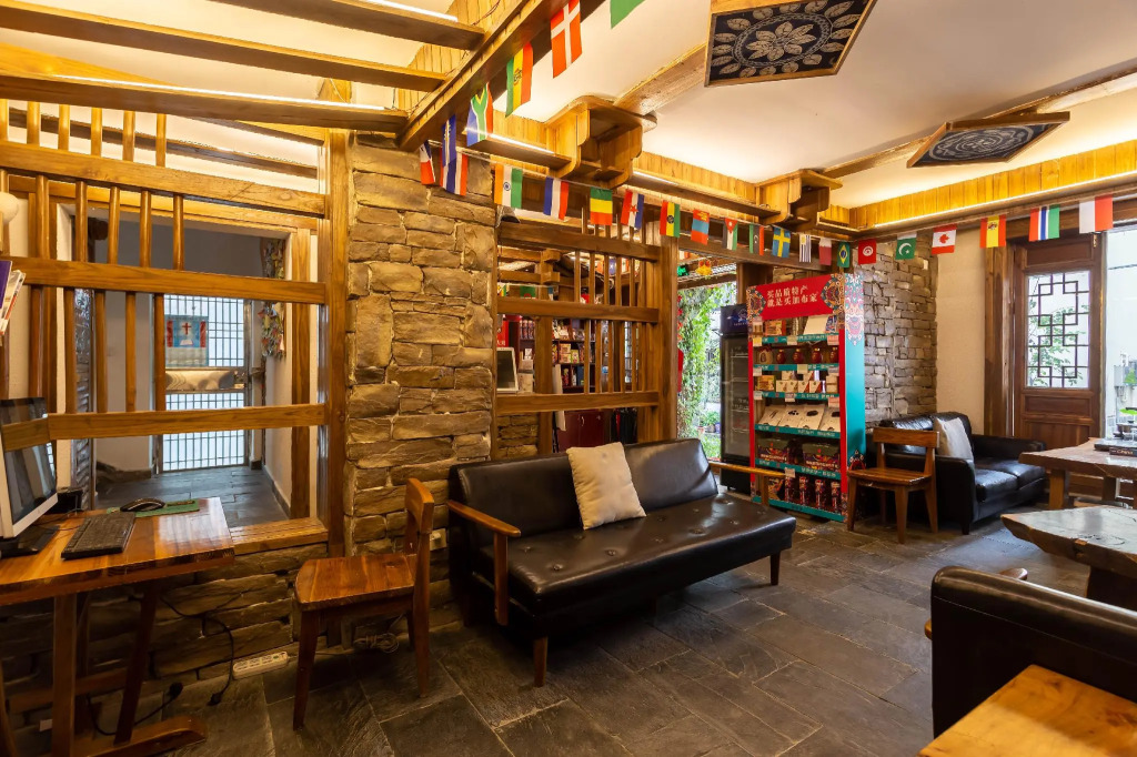 Destination Youth Hostel-Walk 5 minutes to east entrance of national park,Coffee,Book tickets,Laundry service,Experienced tour guide service