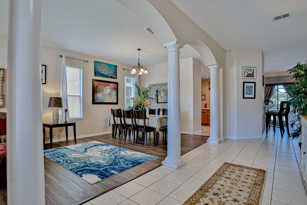 Stunning House With Lanai, Pool, Ping-pong, Full Kitchen, & Wifi