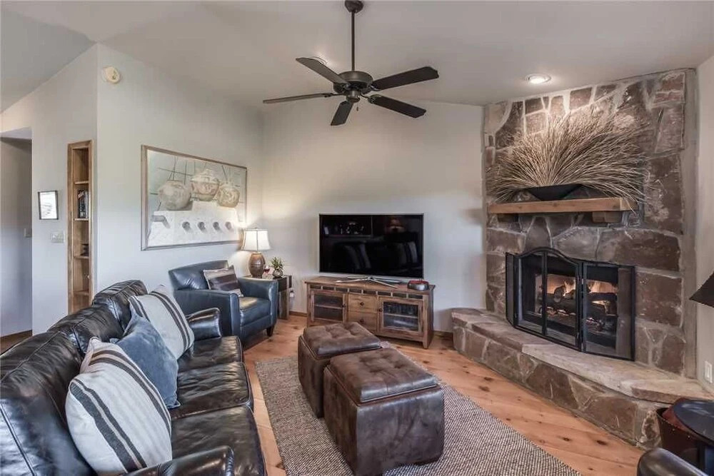 CenterView - Two Bedroom Cabin with Hot Tub