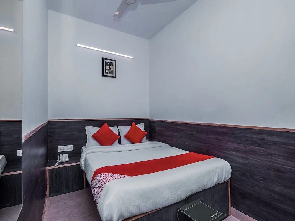 OYO 13262 Hotel Indiana