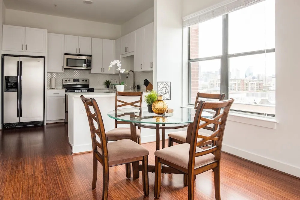 1 BR Uptown Apt close to shopping by Frontdesk