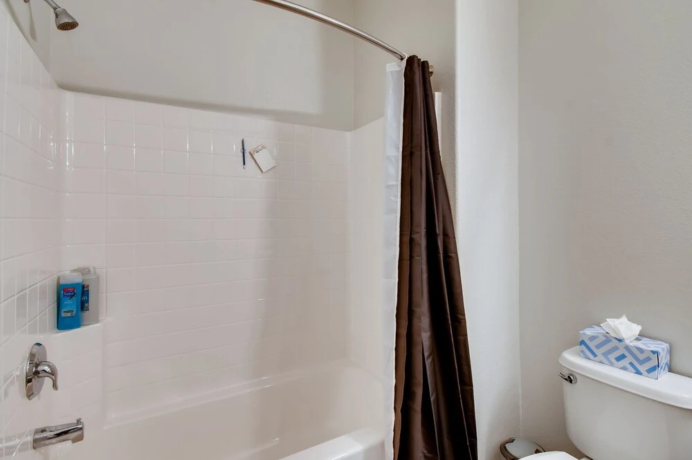 (70% off) - San Diego Top Location Work Or Fun 2BR/2.5 Bath - Pool, Gym, & Free Parking (FV10)